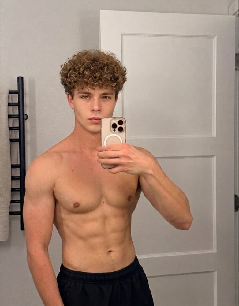 AI preview: Classic physique rendered on the same photo